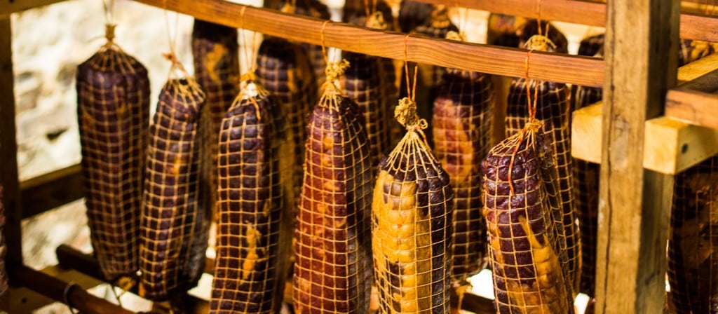 Der Neusetzer wird direkt am Genussgut Krispel produziert und stammt aus dem Rückenspeck vom Wollschwein.