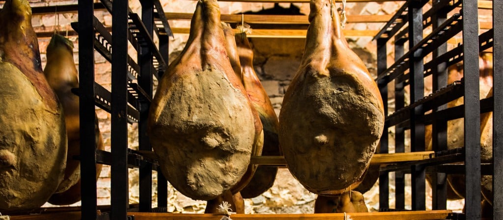 Der Neusetzer wird direkt am Genussgut Krispel produziert und stammt aus dem Rückenspeck vom Wollschwein.