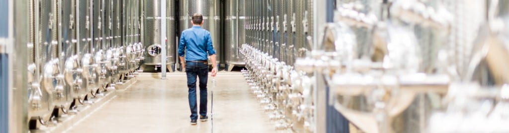 Im Stahltankkeller entsteht der eigentliche Wein.