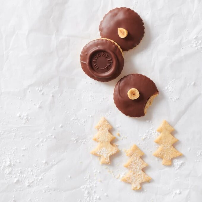 Weihnachtskekse in Varianten auf eem Backtisch.