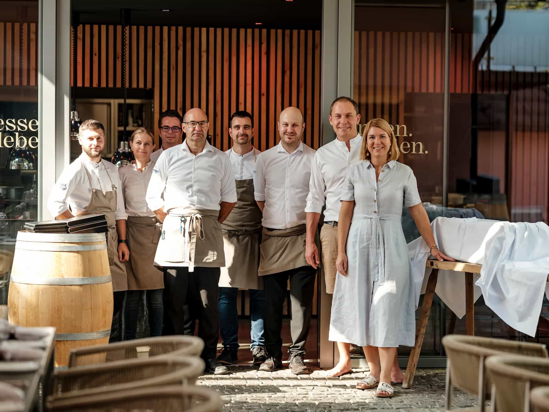 Das Restaurant-Team aus dem Genusstheater zusammen mitStefan und Julia Krispel.