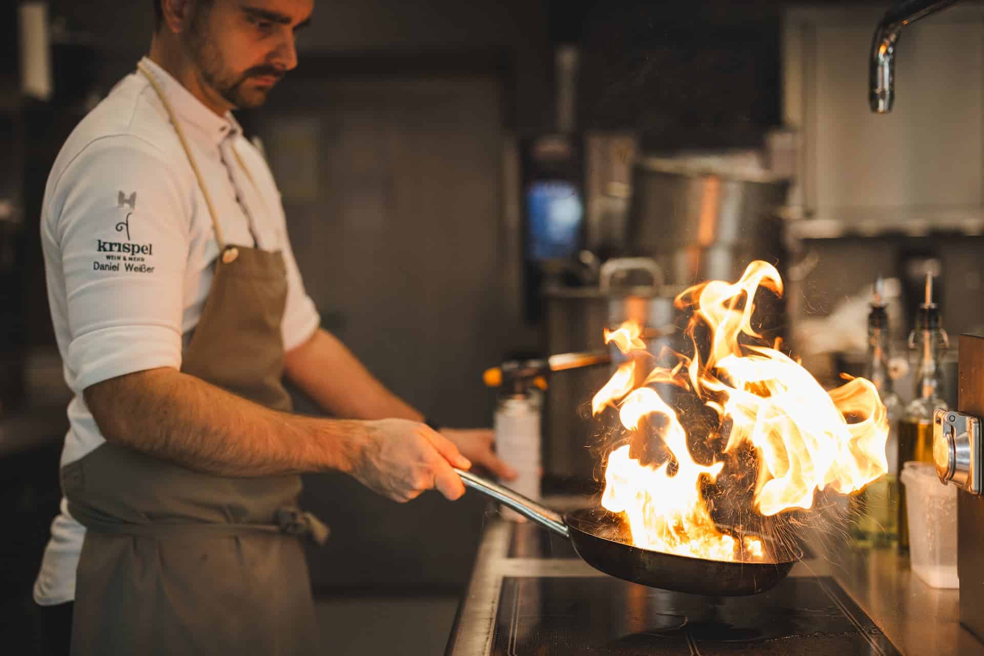 Daniel Weißer, Chefkoch im Genusstheater-Restaurant vom Weingut Krispel, beim Kochen.