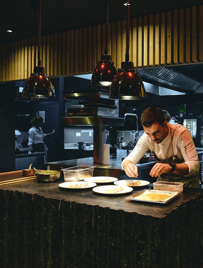 Feinarbeit beim Herrichten in der Genusstheater-Küche.