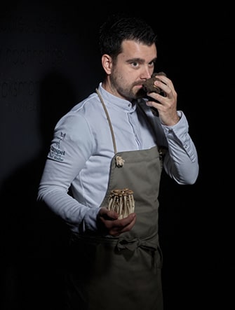 Daniel Weißer prüft das Aroma des Trüffel.