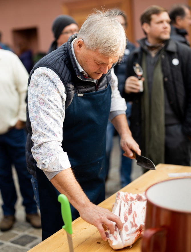 Toni Krispel bereitet einen Wollschweinbraten vor.
