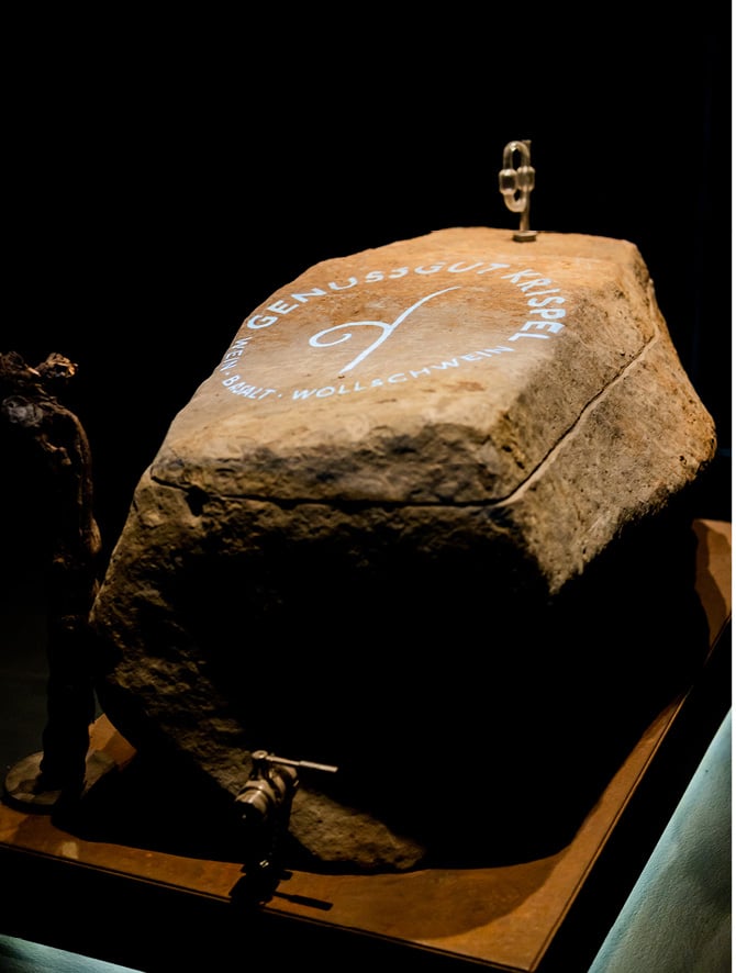 Sieben Jahre dauert das Reifen des Basaltweins, zuerst zwei Jahre im Basalttrog, danach im großen Holzfass.
