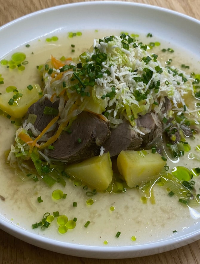 Wurzelfleisch , Kren , Gemüse, Kartoffel. Ein Gericht im Rahmen der Genießertour.