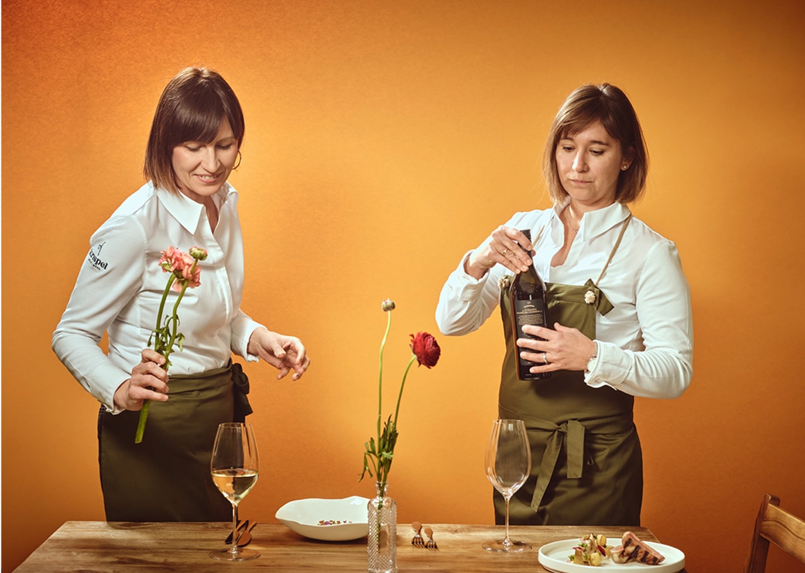 Ausbildung im Rahmen des Dekorierens eines Tisches.