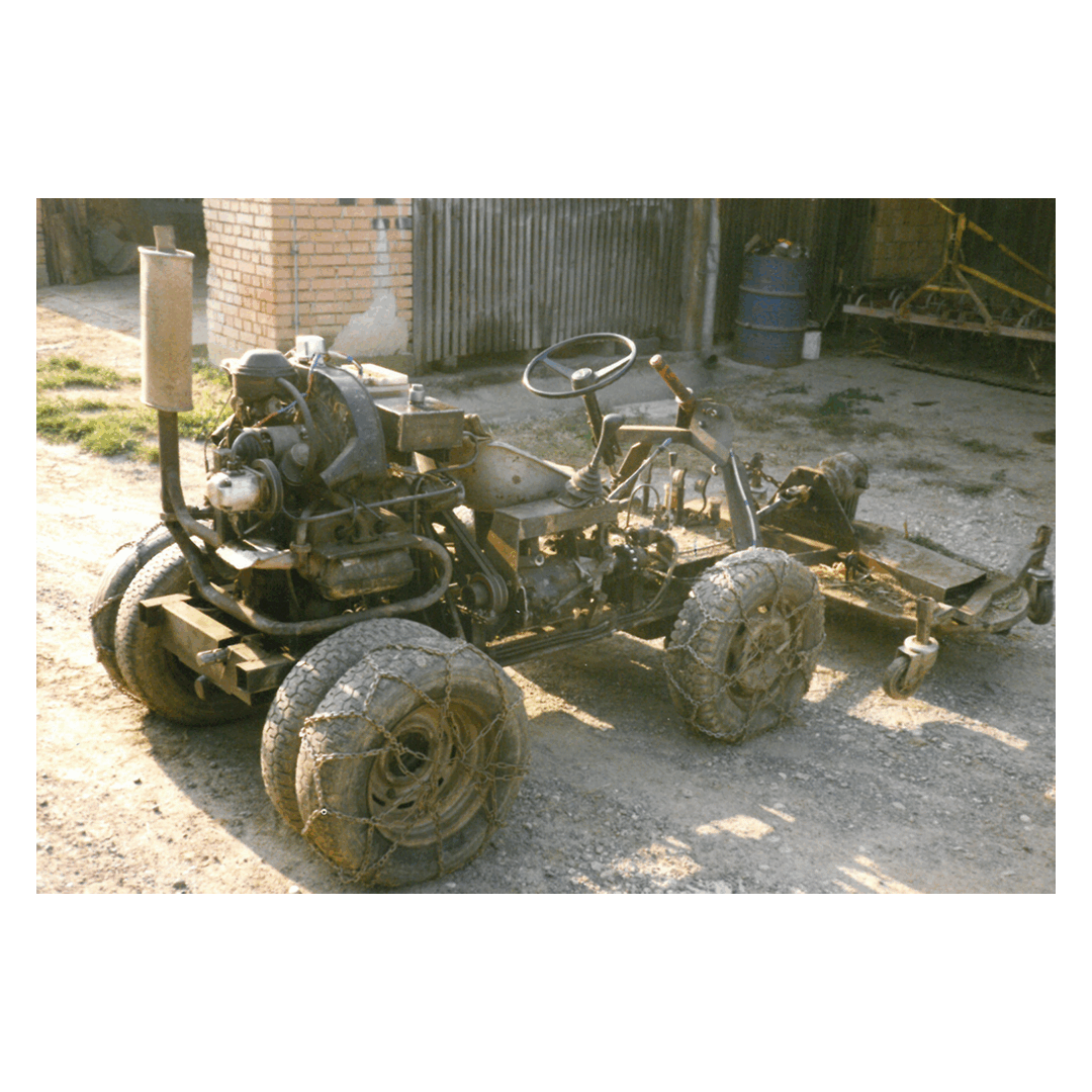 Alter Mähtraktor mit Ketten für das schwierige Gelände zwischen den Reben.