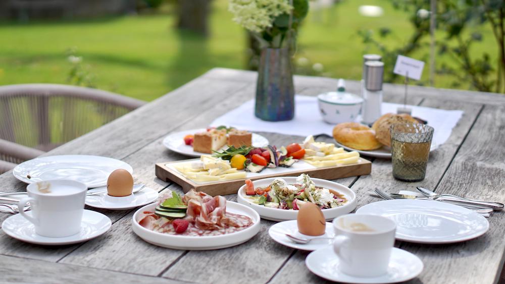 Ein Buffet voller frischer Köstlichkeiten – ein Brunch vereint das Beste aus zwei kulinarischen Welten: Frühstück und Mittagessen.