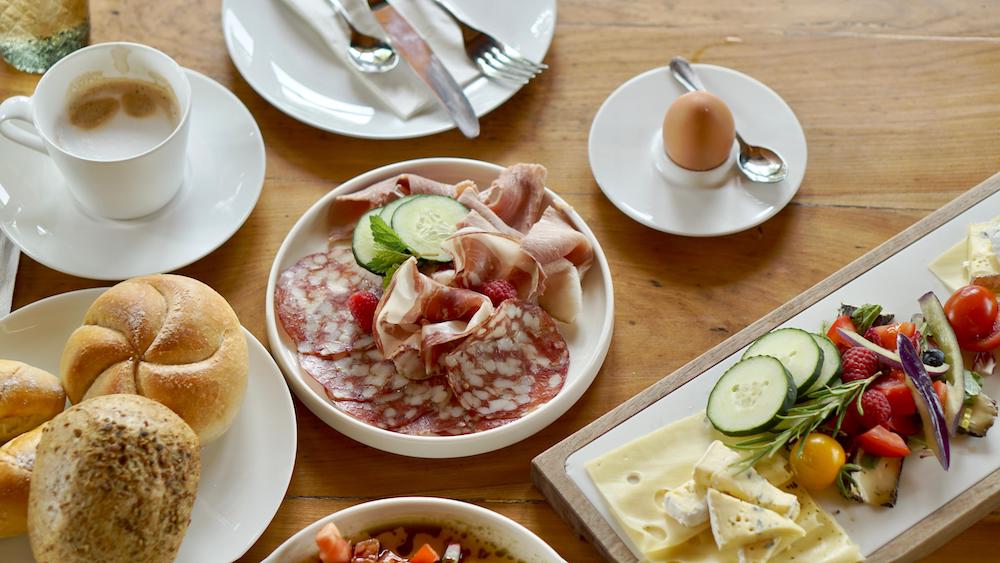 Ein Buffet voller frischer Köstlichkeiten – ein Brunch vereint das Beste aus zwei kulinarischen Welten: Frühstück und Mittagessen.