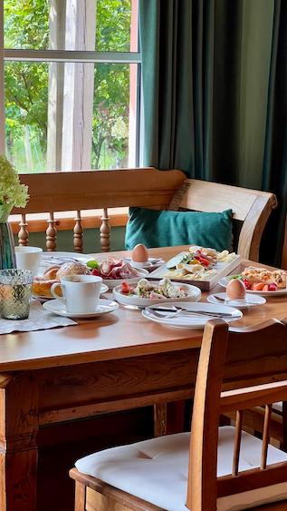 Ein Buffet voller frischer Köstlichkeiten – ein Brunch vereint das Beste aus zwei kulinarischen Welten: Frühstück und Mittagessen.