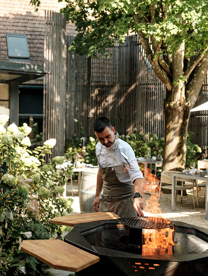Der Chefkoch der Krispels bereitet den Griller vor.