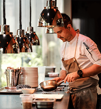 Daniel Weißer bereitet Menü zu.